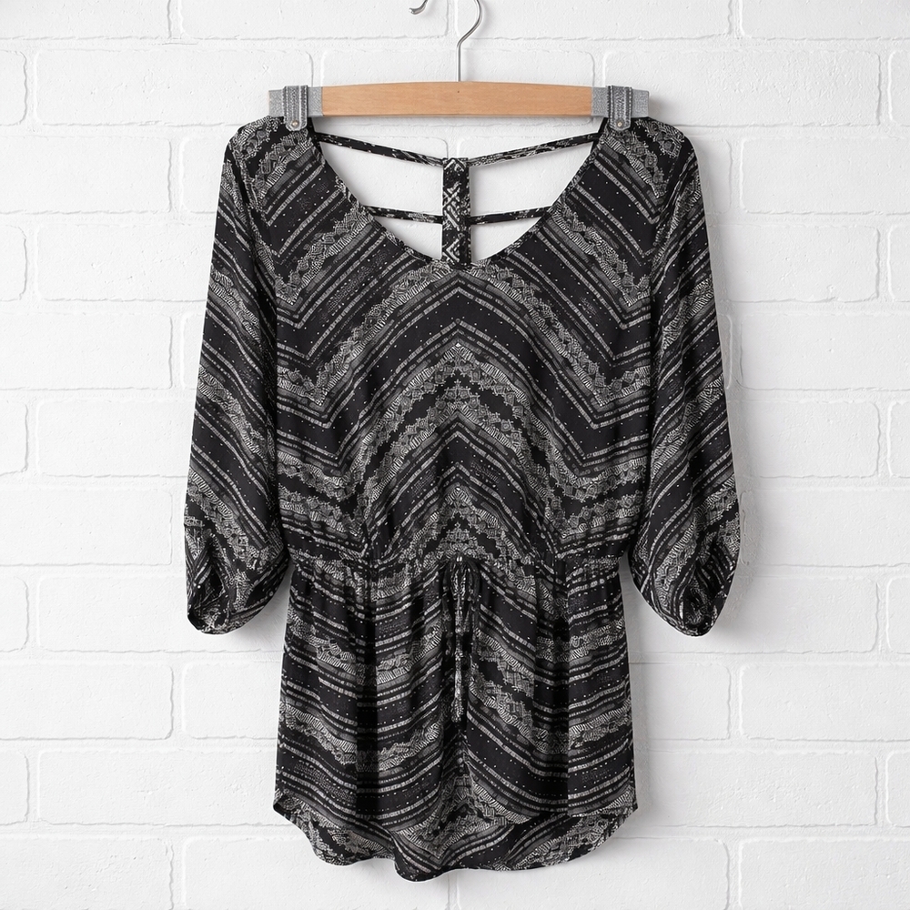 Maurices Black Patterned V‑Neck Blouse Size Small Great Condition - Picture 9 of 16
